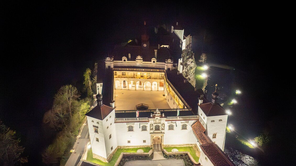 Gartenschloss Herberstein bei Nacht. | © Helmut Schweighofer