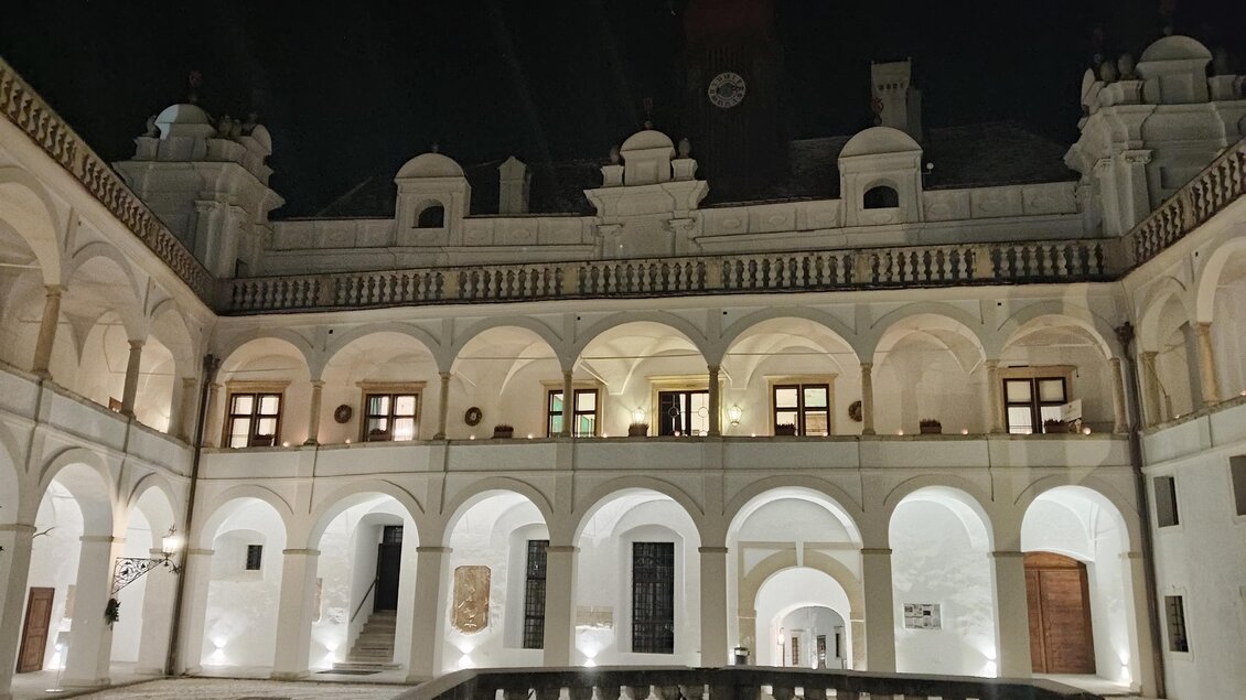 Innenhof des Gartenschlosses Herberstein bei Nacht. | © Gartenschloss Herberstein