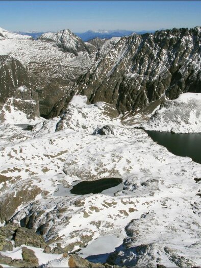 An impressive mountain landscape with snow-capped peaks and clear lakes. The majestic mountains stretch under a blue sky. | © Alois Strimitzer