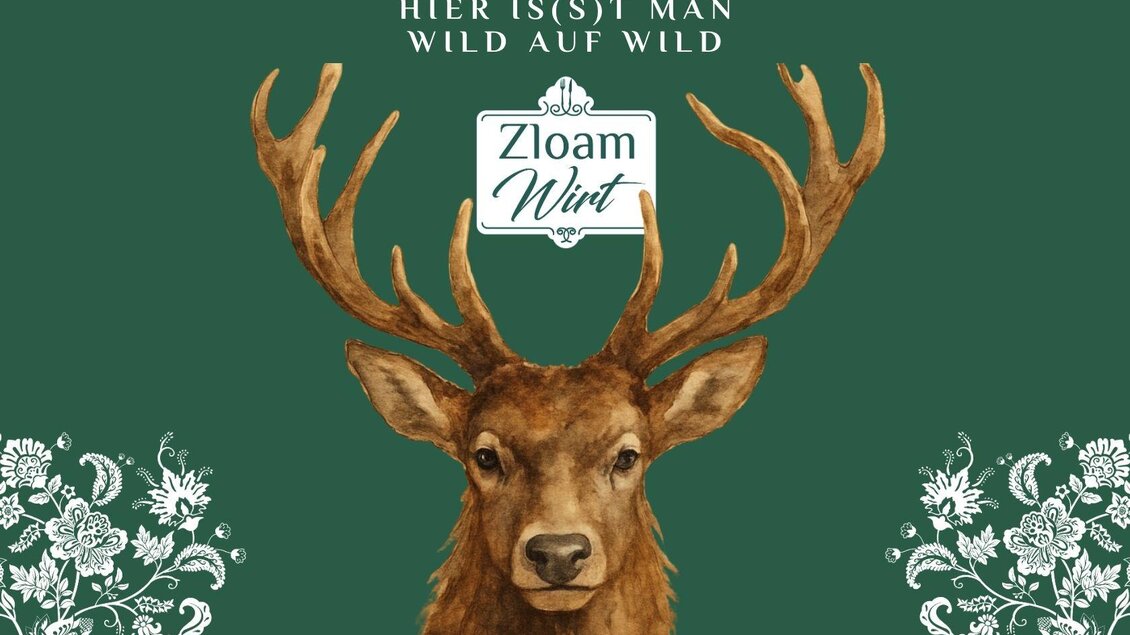 Ein Hirschkopf mit großen Geweihen vor einem grünen Hintergrund. Darunter steht der Text "Hier is(s)t man wild auf wild" und der Name "Zloam Wirt".