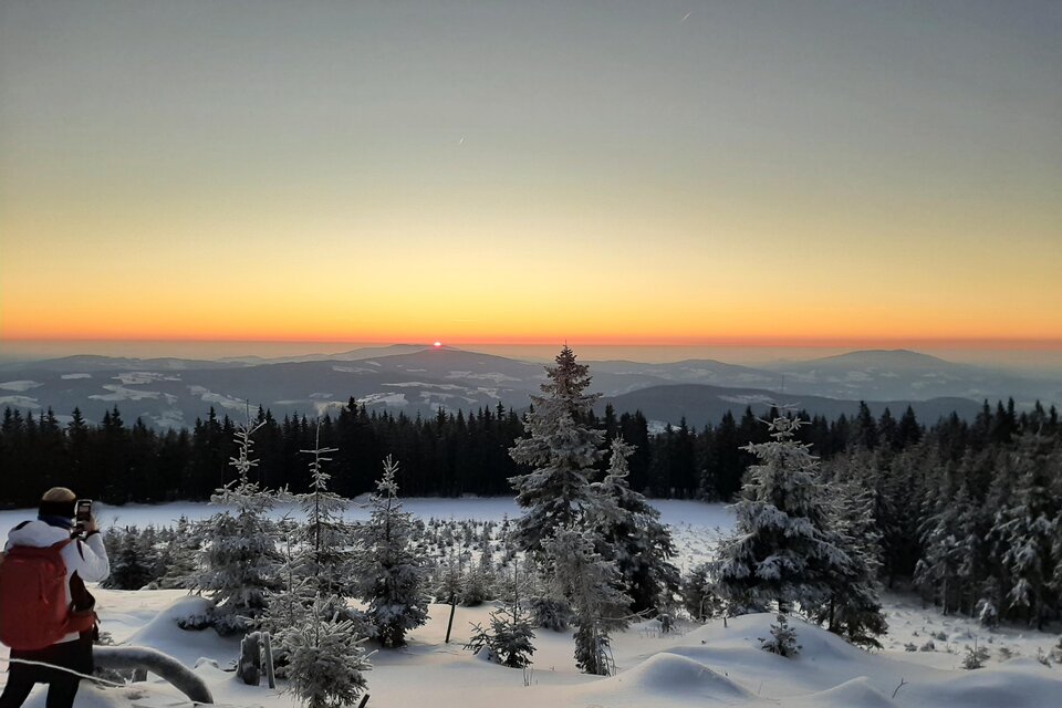 zu sehen ist der Sonnenaufgang am Teufelstein. | © Tourismus Fischbach