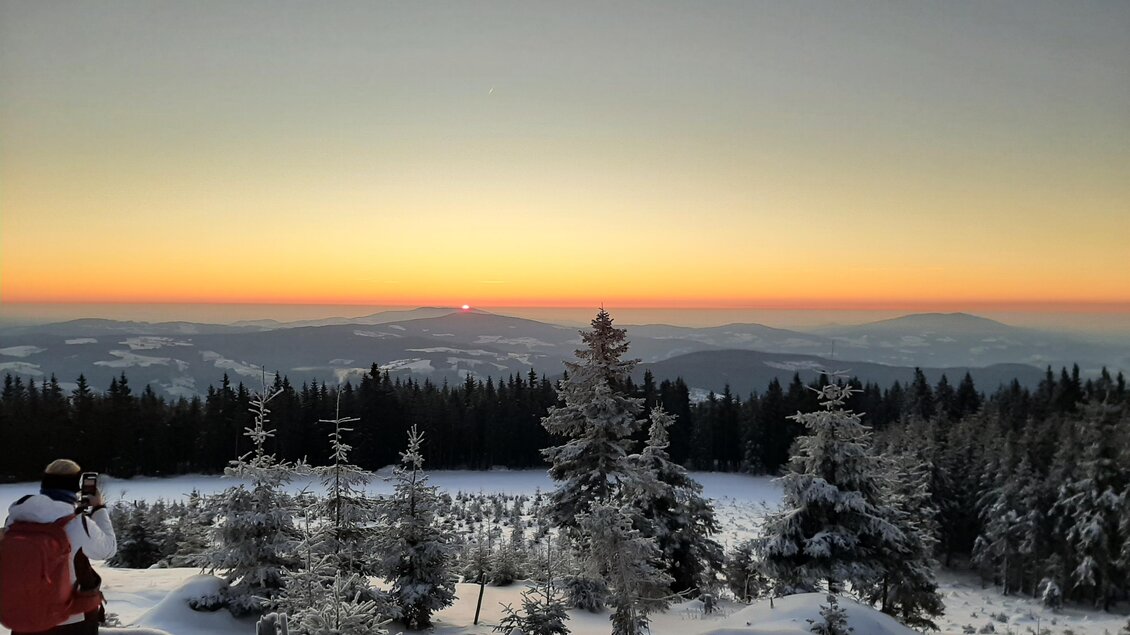 zu sehen ist der Sonnenaufgang am Teufelstein. | © Tourismus Fischbach
