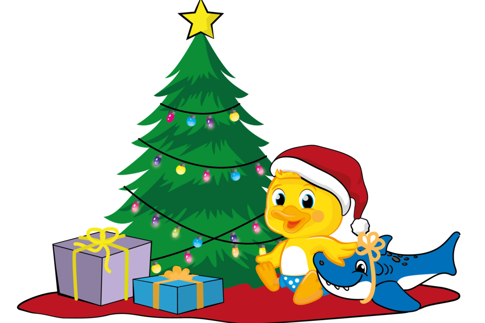 Ein fröhlicher Weihnachtsbaum mit Lichtern steht neben einem gelben Entchen mit Weihnachtsmütze und einem blauen Hai. Unter dem Baum liegen mehrere bunte Geschenke. | © H2O Kindertherme