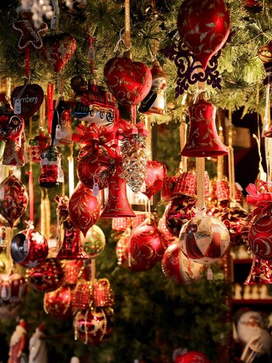 A festive decoration with many colorful Christmas balls and ornaments. The lights create a cozy atmosphere. | © Pixabay