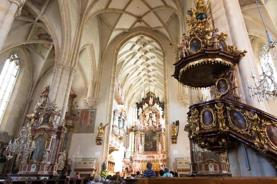 Innenraum der Franziskanerkirche Graz mit Hochalta | © Graz Tourismus Harry Schiffer