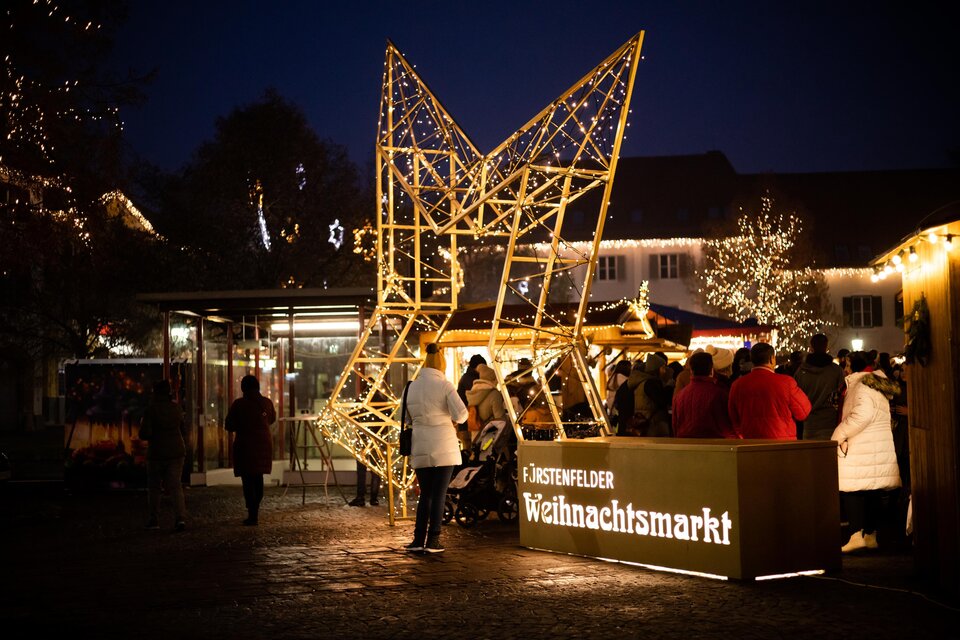 Eine dekorative Kugel aus Rattan mit warmem Licht. Im Hintergrund sind weiche Lichter, die eine gemütliche Atmosphäre schaffen. | © Stadtmarketing Fürstenfeld