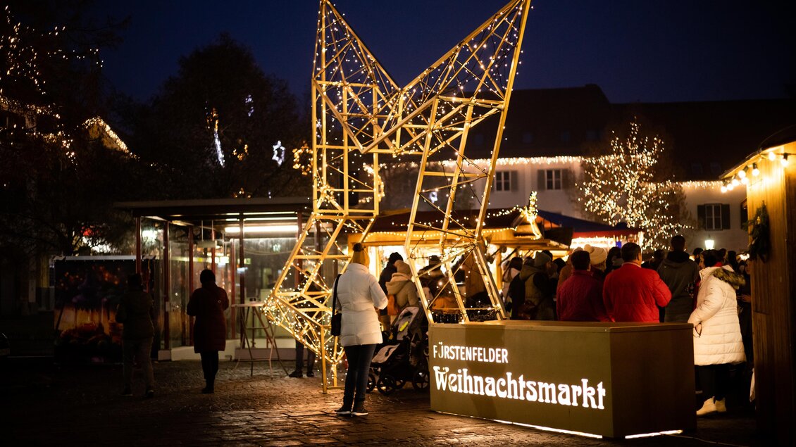 Eine dekorative Kugel aus Rattan mit warmem Licht. Im Hintergrund sind weiche Lichter, die eine gemütliche Atmosphäre schaffen. | © Stadtmarketing Fürstenfeld