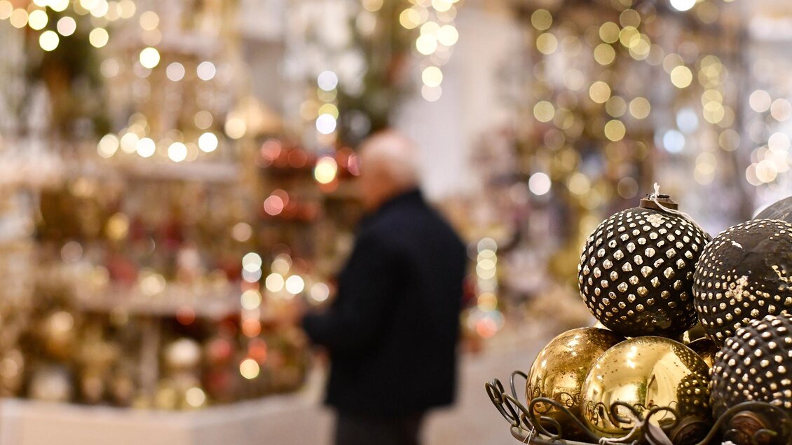 Eine festlich dekorierte Weihnachtsausstellung mit glänzenden Weihnachtsbaumkugeln im Vordergrund. Im Hintergrund sind Lichter und weitere dekorative Elemente sichtbar. | © Thermen- & Vulkanland