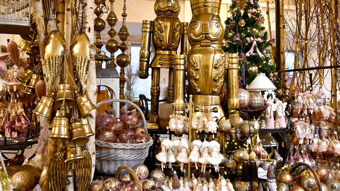 Ein festlich dekorierter Raum mit goldenen Weihnachtsornamenten und -figuren. Im Hintergrund steht ein geschmückter Weihnachtsbaum. | © Thermen- & Vulkanland