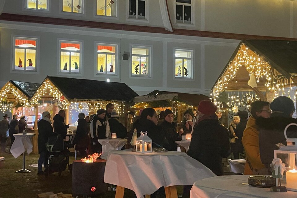 Ein festlich dekorierter Weihnachtsmarkt mit vielen Menschen. Die Hütten sind mit Lichtern geschmückt und schaffen eine gemütliche Atmosphäre. | © Marktgemeinde Wies