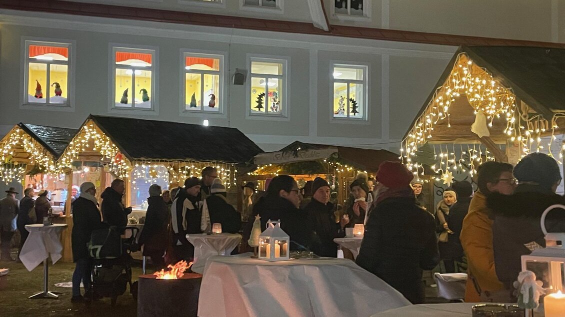 Ein festlich dekorierter Weihnachtsmarkt mit vielen Menschen. Die Hütten sind mit Lichtern geschmückt und schaffen eine gemütliche Atmosphäre. | © Marktgemeinde Wies