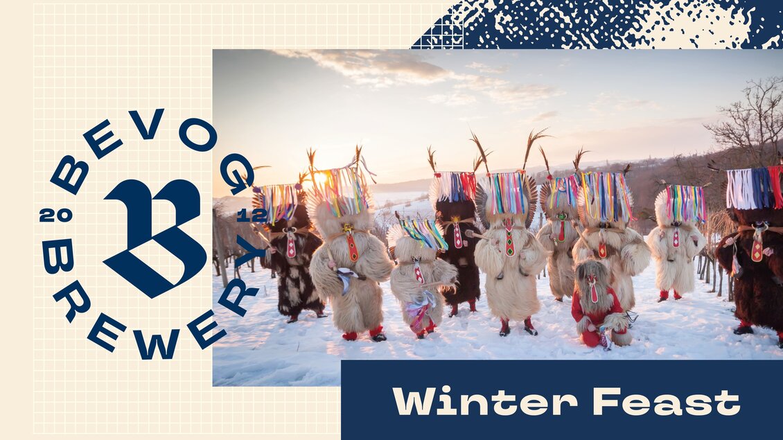 Eine Gruppe von Menschen in traditionellen Kostümen feiert im Schnee. Im Hintergrund sind Bäume und ein klarer Himmel zu sehen. | © KURENTi/Bevog