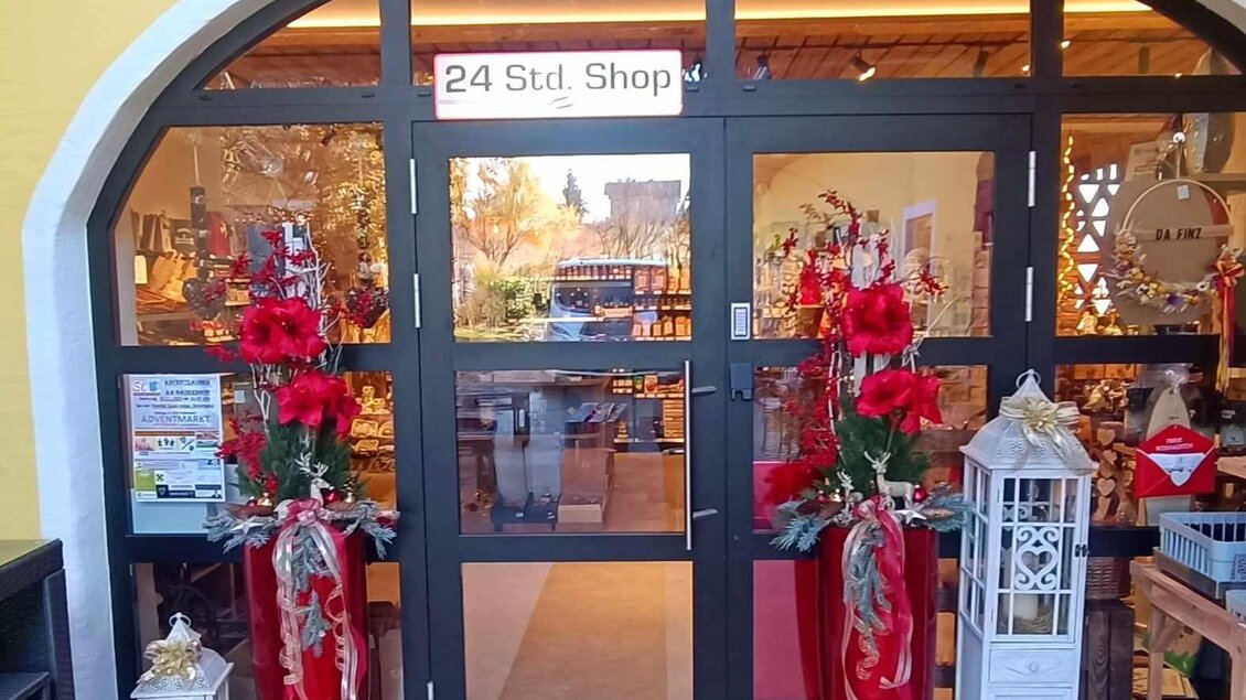Eingang des Hofladens Da Finz in Mooskirchen mit festlicher Dekoration zum 24-Stunden-Shop. | © Da Finz