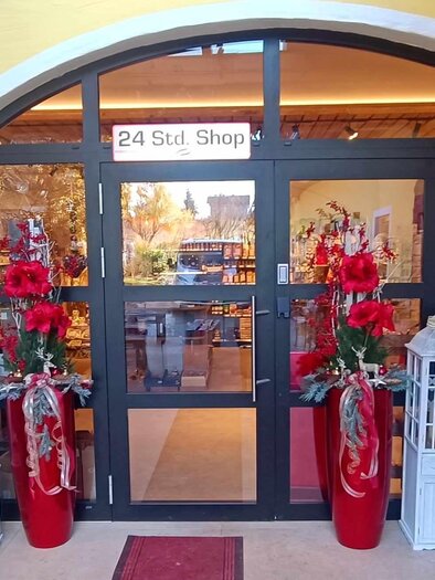 Entrance of the farm shop Da Finz in Mooskirchen with festive decoration for the 24-hour shop. | © Da Finz