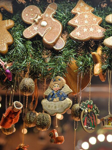 Eine festliche Dekoration mit Lebkuchen-Männchen, Weihnachtsbäumen und verschiedenen Ornamenten. Die Farben und Formen schaffen eine gemütliche Weihnachtsatmosphäre. | © Symbolfoto Pixabay