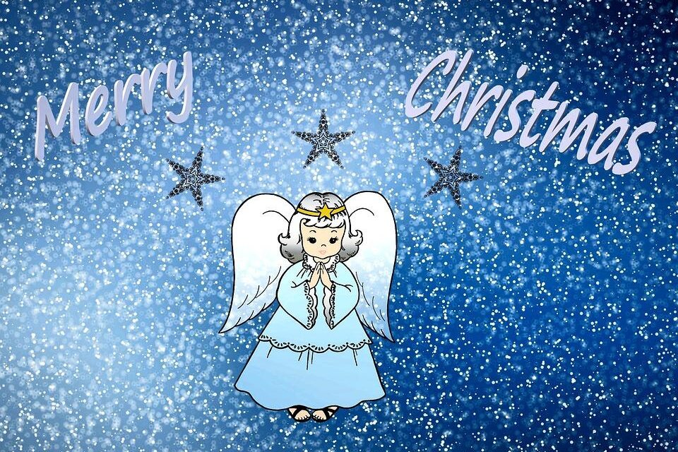 Ein süßer Engel in einem blauen Kleid steht vor einem glitzernden, sternenübersäten Hintergrund. Der Text "Frohe Weihnachten" ist deutlich sichtbar. | © Pixabay Symbolfoto 