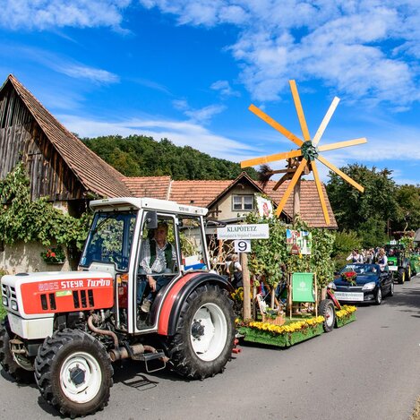 Auch der Klapotetz ist beim Winzerzug in Klöch mit dabei | © Thermen- & Vulkanland