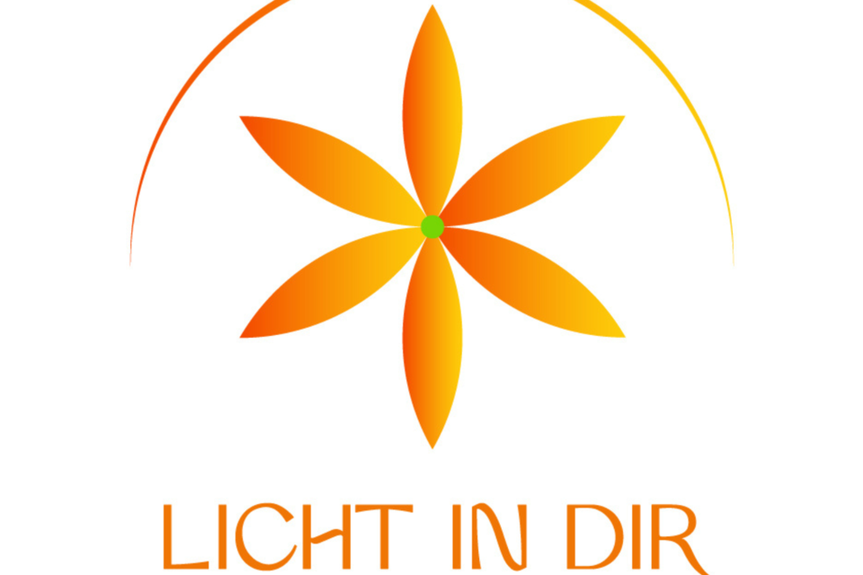 Ein helles, stilisiertes Blumen-Design in warmen Farben. Darunter steht der Schriftzug „LICHT IN DIR“. | © Silvia Hinterholzner