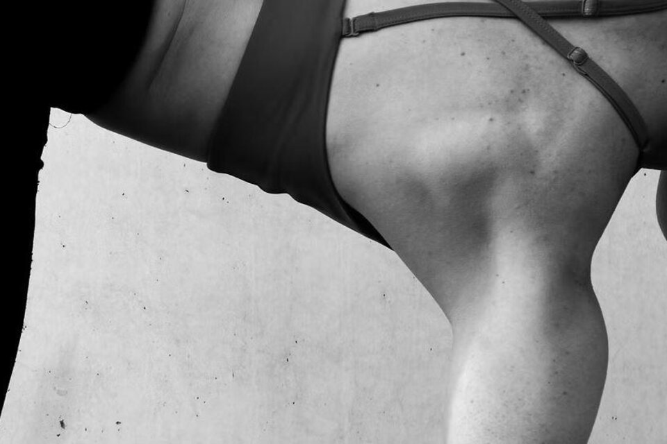 Eine Person macht eine sportliche Übung in einer halbseitigen Ansicht. Der Fokus liegt auf dem muskulösen Oberkörper und der Körperhaltung. | © we.move