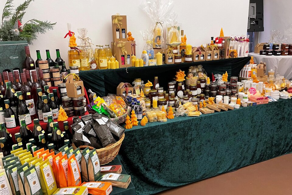 Ein bunter Marktstand mit verschiedenen Flaschen, Honig, Marmelade und Snacks. Die Waren sind ansprechend ausgestellt und laden zum Probieren ein. | © TV Thermen- & Vulkanland