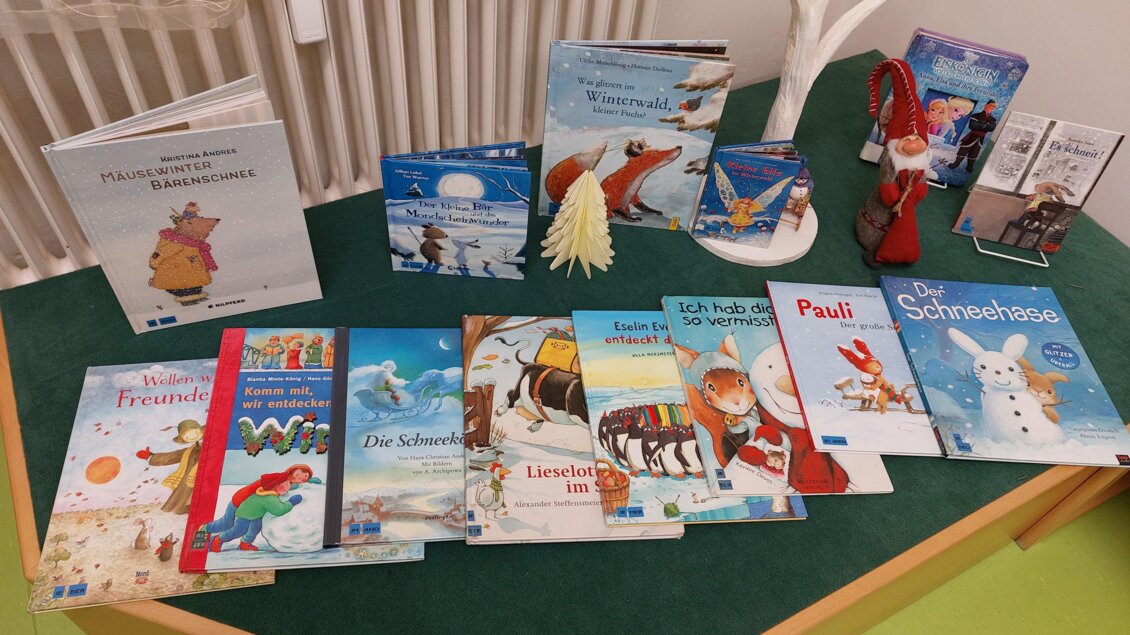 Eine Auswahl an bunten Kinderbüchern auf einem Tisch. Darunter sind auch einige Weihnachts- und Wintergeschichten zu sehen. | © ÖB der MG Stainach-Pürgg