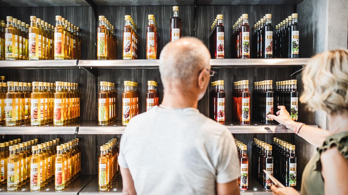 Essigregal im Hofladen | © The Flow-Alex Koch