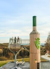 Österreichs größte begehbare Weinflasche im Winter | © Thermen- & Vulkanland | Michael Königshofer | © Thermen- & Vulkanland