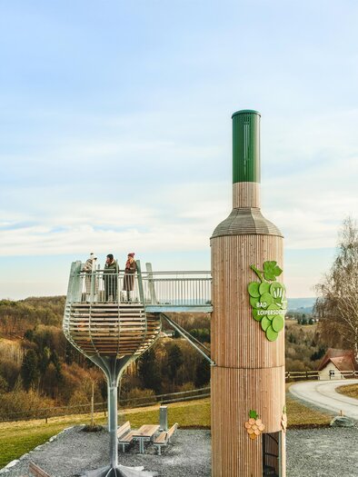 Österreichs größte begehbare Weinflasche im Winter | © Thermen- & Vulkanland