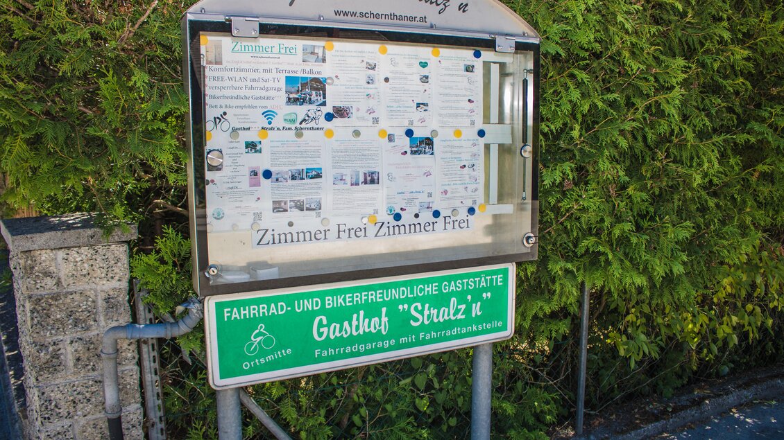 Ein Informationsschild eines Gasthofs mit dem Hinweis auf freie Zimmer. Zusätzlich gibt es Informationen über Fahrradfreundlichkeit und -abstellmöglichkeiten. | © Gerhard Schernthaner