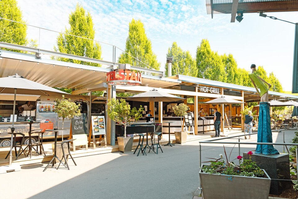 Grill in front of the Zotter Chocolate in Riegersburg - Impression #1 | © Zotter Erlebniswelt