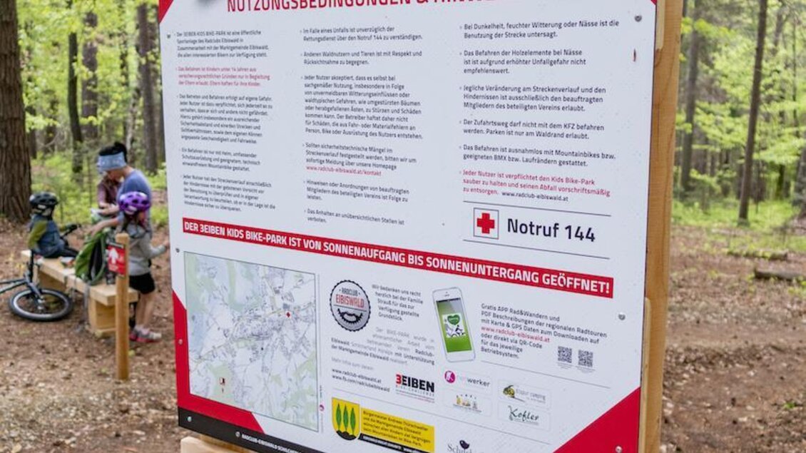 Ein Schild im 3Eiben Kids Bike-Park. Es enthält Nutzungsbedingungen und Hinweise für Besucher. | © 3Eiben Kids Bike Park