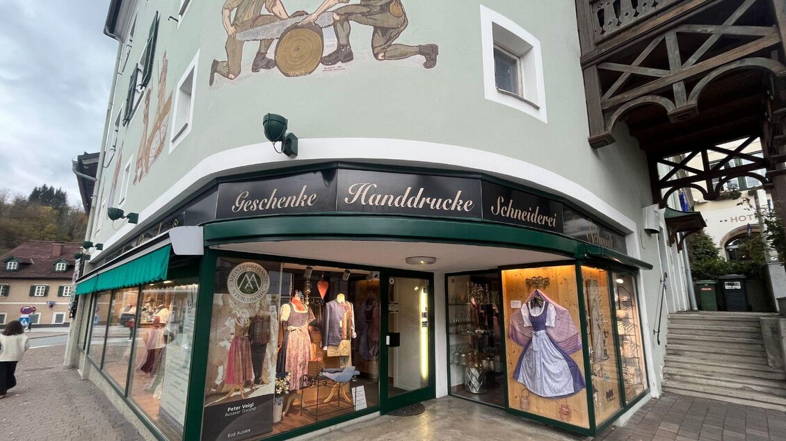 Ein Detailaufnahme eines bunten Kleides mit einem grünen Oberteil und einem pinken Rock. Der Rock ist mit einer lila Schleife gebunden. | © TVB Ausseerland-Salzkammergut_Nathalie Schröttenhamer