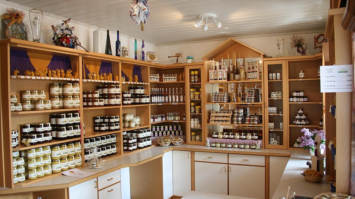 Ein charmantes Geschäft mit Holzregalen, die eine Vielzahl von Gläsern und Flaschen zeigen. Die Atmosphäre ist freundlich und einladend. | © Kurz