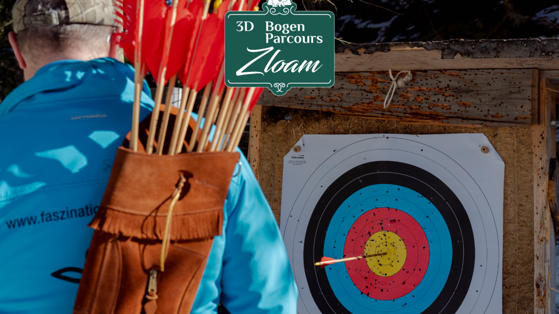 Ein Mann mit einem Köcher voller Pfeile steht vor einer Zielscheibe. Die Zielscheibe zeigt einen Pfeil in der Mitte der roten Zone. | © www.zloam.at