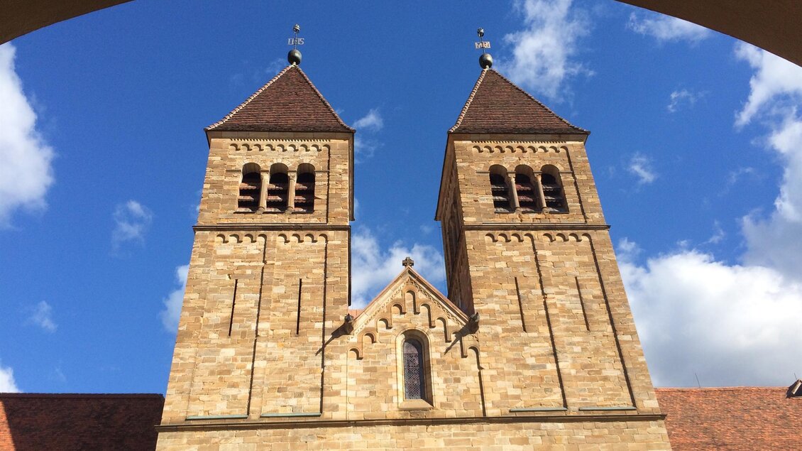 Zwei markante Türme einer Kirche unter einem klaren blauen Himmel. Die historische Architektur hebt sich deutlich hervor. | © Abtei Seckau