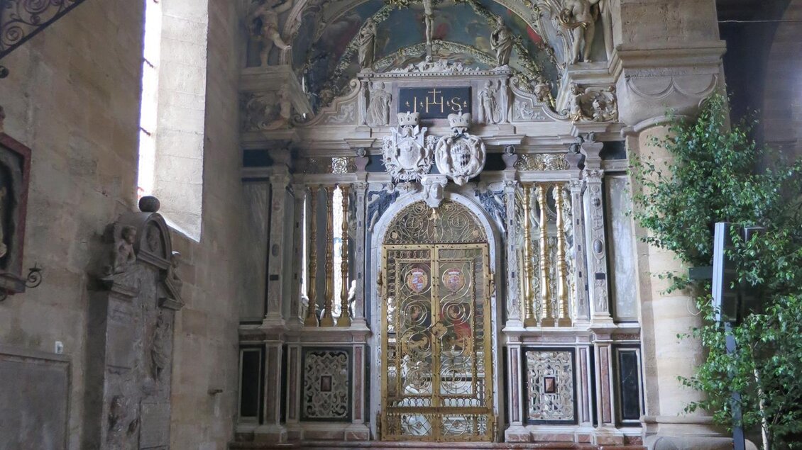 Ein prächtiger Innenraum mit kunstvollen Verzierungen und einem beeindruckenden Altar. Das Licht fällt sanft durch die Fenster und beleuchtet die Details der Architektur. | © Abtei Seckau