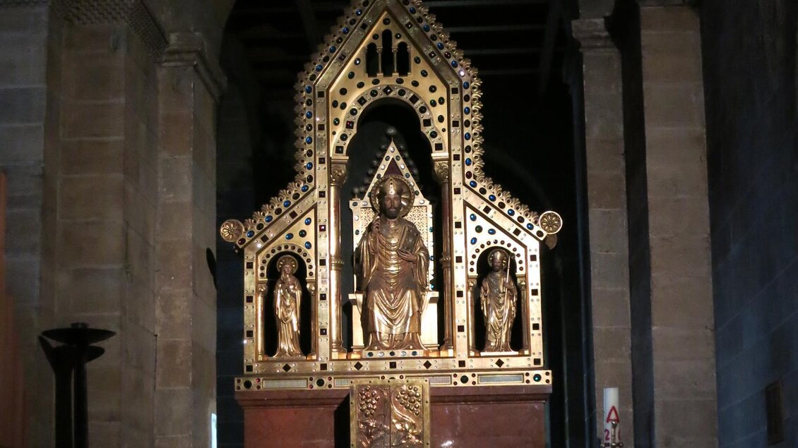 Ein goldener Altar mit Statuen in einer dunklen Kirche. Die architektonischen Details sind kunstvoll gestaltet und verleihen dem Raum eine feierliche Atmosphäre. | © Abtei Seckau