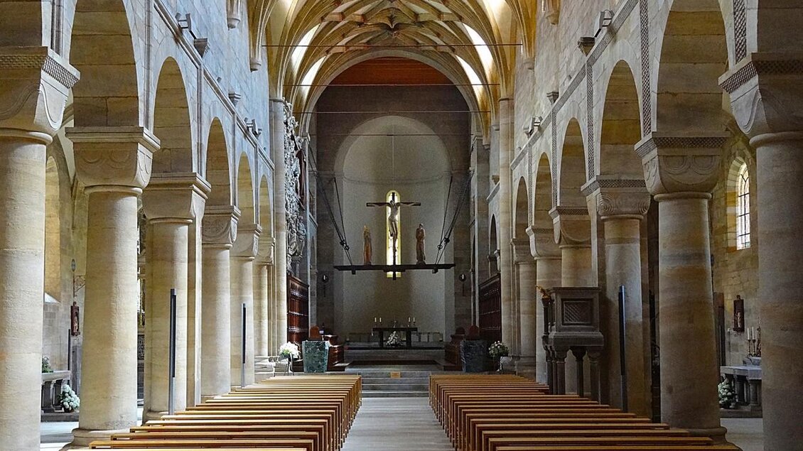 Eine geräumige Kirche mit hohen Spiegelgewölben und eleganten Säulen. Bänke sind aufgereiht und der Altar ist im Hintergrund sichtbar. | © Abtei Seckau