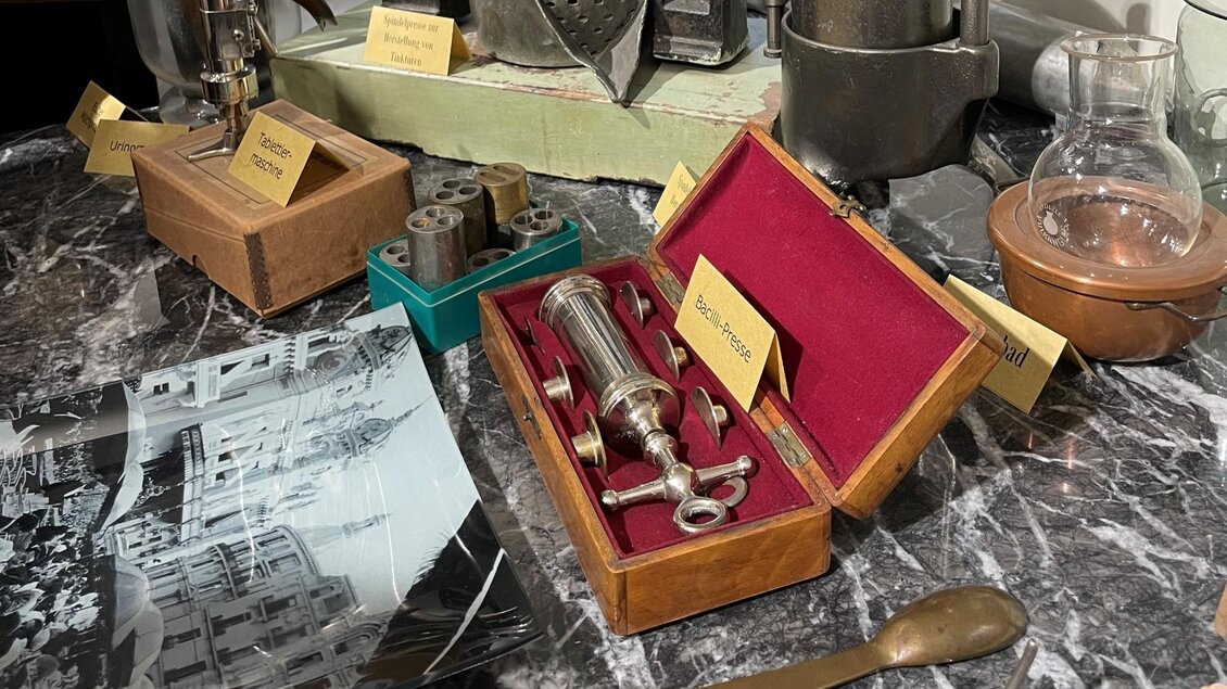 Alte Laborinstrumente und medizinische Geräte auf Marmortisch im Adler Apotheken Museum Graz | © Adler Apotheken Museum