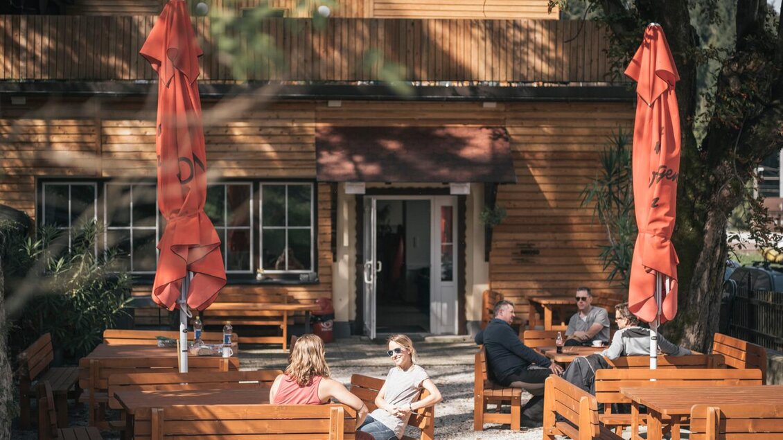 Gemütliche Terrasse beim Adventure Guesthouse | © Stefan Leitner