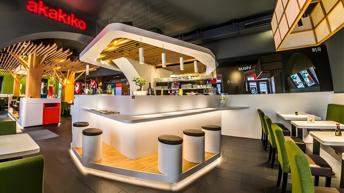 Helles, modernes Restaurantinterieur mit Sushi-Bar und Sitzplätzen im Akakiko Graz | © Akakiko