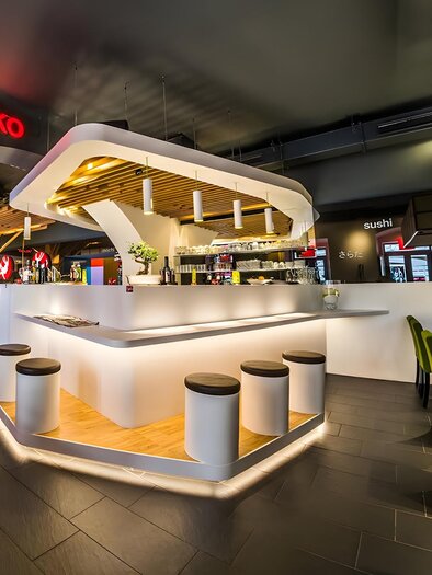 Bright, modern restaurant interior with sushi bar and seating at Akakiko Graz | © Akakiko