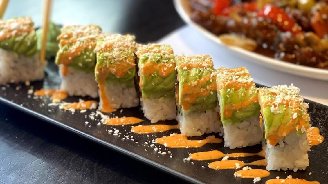 Sushirollen mit Avocado und würziger Sauce auf schwarzer Platte im Restaurant Akakiko Graz | © Akakiko