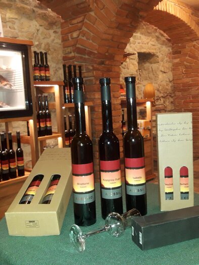 Schnapssortiment im Verkaufskeller | © Edelbrände Alessio