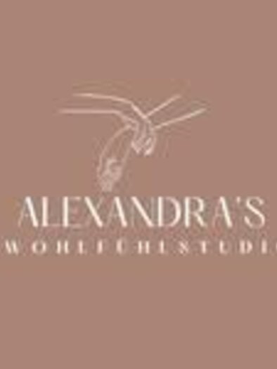 An elegant logo for an eyelash studio. It features stylized hands and the name "Alexandra's Eyelash Studio" in a modern design. | © alexandras_wohlfuehlstudio