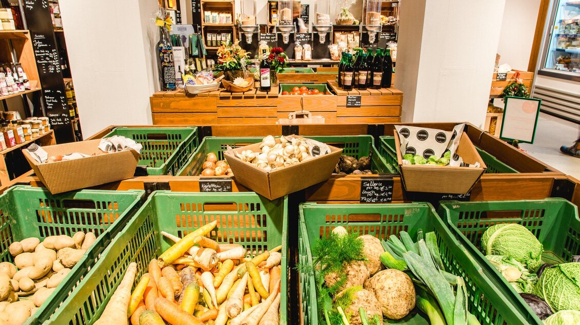 Ein Marktbereich mit frischem Gemüse und Obst. Verschiedene Sorten sind in Körben angeordnet, während im Hintergrund weitere Produkte sichtbar sind. | © Region Graz - Mias Photoart