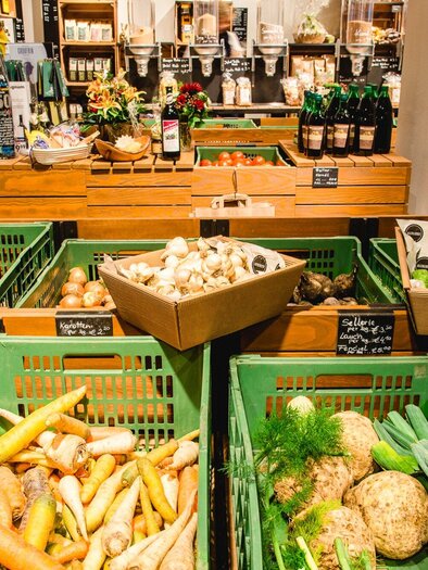 Ein Marktbereich mit frischem Gemüse und Obst. Verschiedene Sorten sind in Körben angeordnet, während im Hintergrund weitere Produkte sichtbar sind. | © Region Graz - Mias Photoart