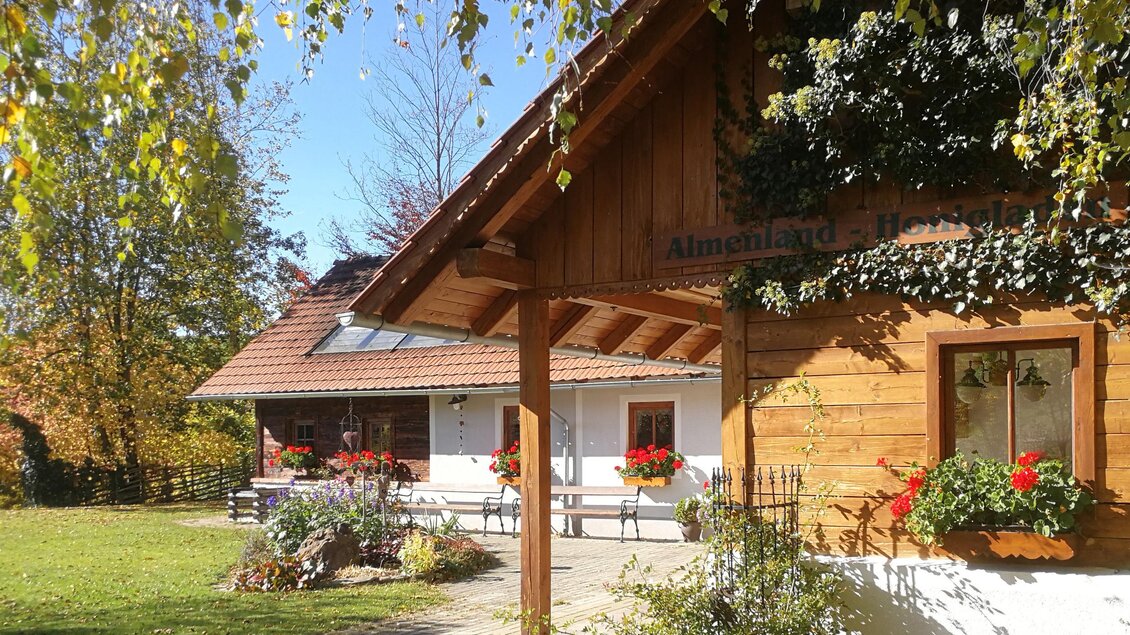 Imkerei Kreiner_Hofladen und Hofansicht | © Imkerei Kreiner