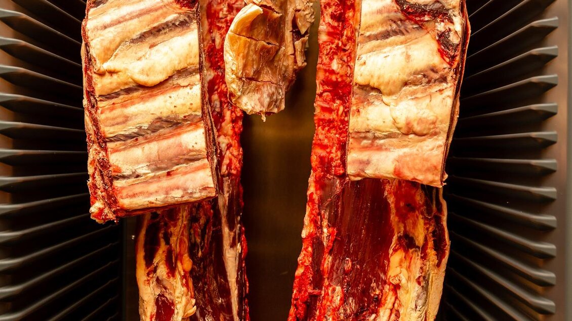 Dry Aged Steak- Die Edelstücke werden mind.21 Tage lang in Dry Ager gereift. | © Gasthof Haider