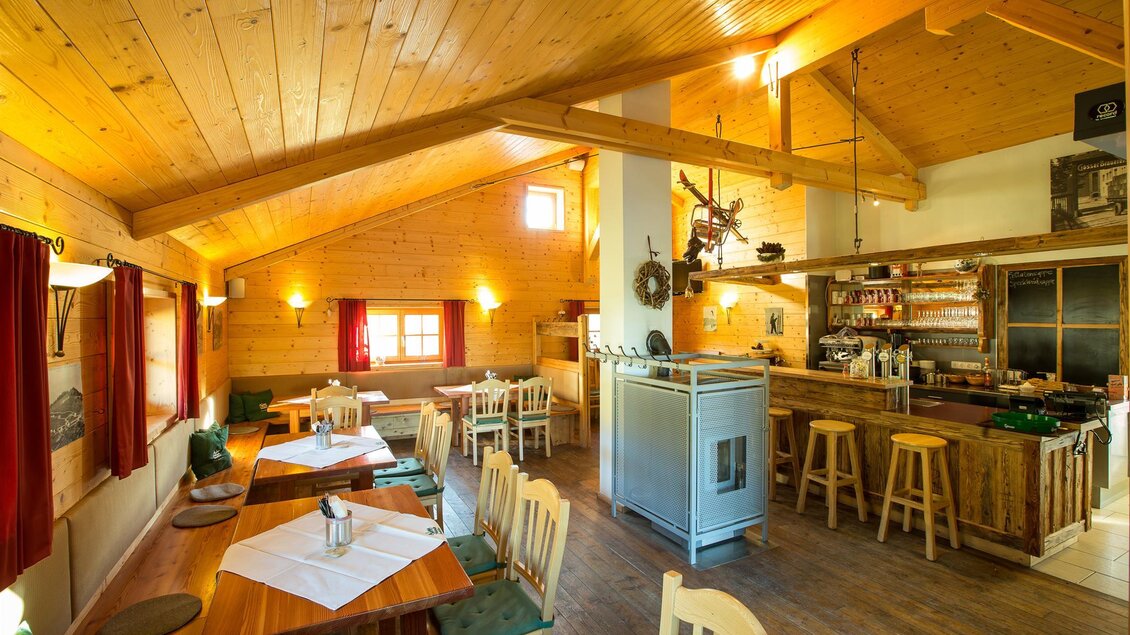 Ein gemütliches Restaurant mit Holzdekor, Tischen und Stühlen. Die Atmosphäre ist warm und einladend. | © Klaus Morgenstern